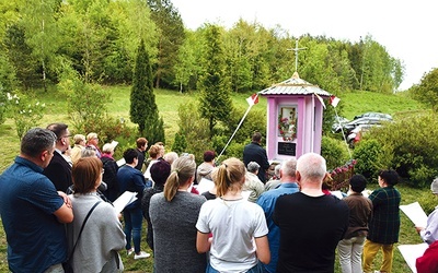 W maju i czerwcu ludzie gromadzą się przy figurze Maryi w Węgorzynku codziennie. Czasami spotkanie kończy się agapą przy grillu.