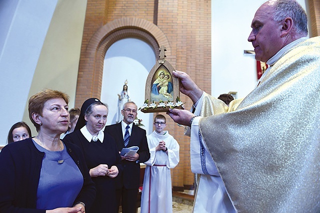 ▲	Insygnia nałożył ks. prał. Zbigniew Biernat.