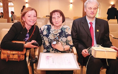 Od lewej: Justyna Dulemba – autorka statuetki, Alicja Szymczak – laureatka nagrody oraz Krzysztof Wostal – gość specjalny gali.