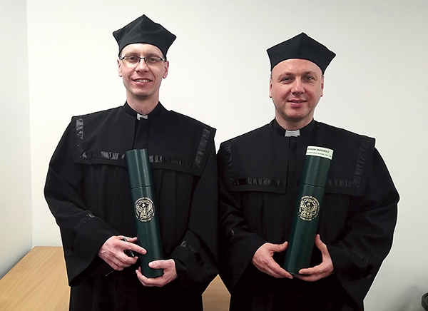 Ksiądz dr Krzysztof Sękuła (po lewej) i ks. dr Jarosław Janowicz.