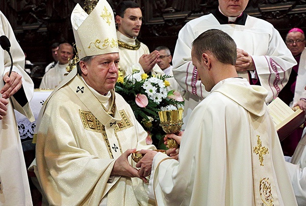 Jednym z najważniejszych znaków tej liturgii jest podanie przez biskupa pateny z chlebem i kielicha z winem. 