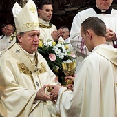 Jednym z najważniejszych znaków tej liturgii jest podanie przez biskupa pateny z chlebem i kielicha z winem. 