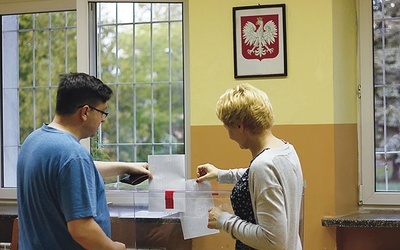 ▲	Obywatele poważnie potraktowali swój obowiązek i licznie udali się na głosowanie.