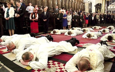 ▲	Gdy wierni wzywają wstawiennictwa świętych, kandydaci do kapłaństwa leżą krzyżem.