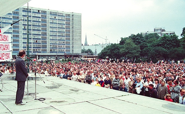 Festyn okolicznościowy Gliwicko-Zabrzańskiego Komitetu Obywatelskiego „S” na pl. Krakowskim w Gliwicach, 28 maja 1989 r. Przy mikrofonie prof. August Chełkowski.