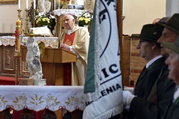 Biskup w czasie Mszy św. dla klubu łowieckiego.