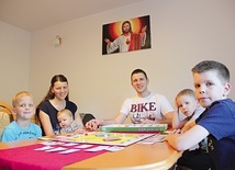 ▲	U państwa Kęsickich jest czas na wszystko.  Po południu – także na planszówki.