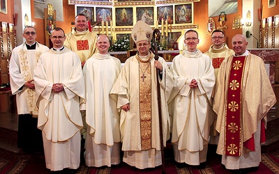 Nowi kapłani z biskupem i przełożonymi seminaryjnymi.