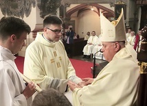 Obrzęd namaszczenia dłoni kapłana.