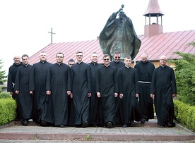 Neoprezbiterzy 2019 przy pomniku św. Jana Pawła II stojącym na placu seminaryjnym w Radomiu. Z prawej ks. Jarosław Wojtkun, rektor WSD.