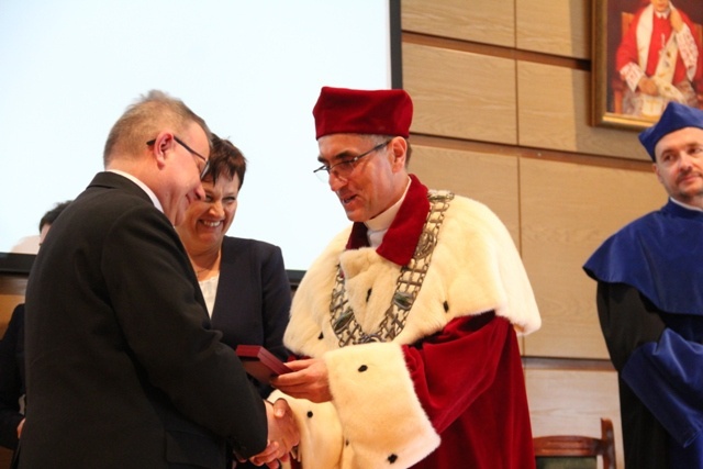 Abp Celestino Migliore z tytułem doktora honoris causa