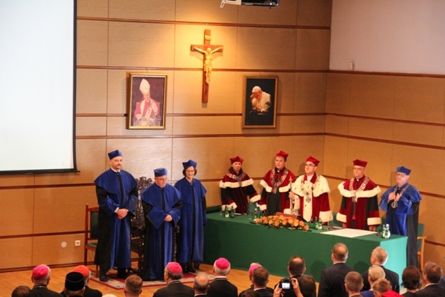 Abp Celestino Migliore z tytułem doktora honoris causa