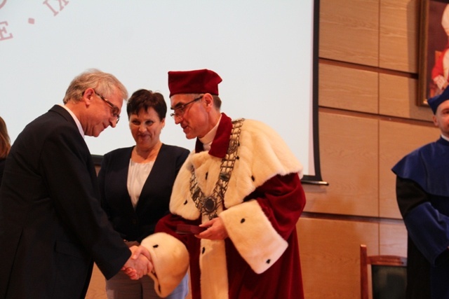 Abp Celestino Migliore z tytułem doktora honoris causa