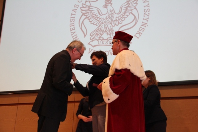 Abp Celestino Migliore z tytułem doktora honoris causa