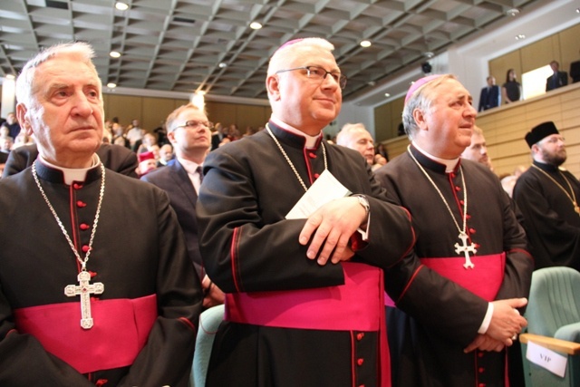 Abp Celestino Migliore z tytułem doktora honoris causa