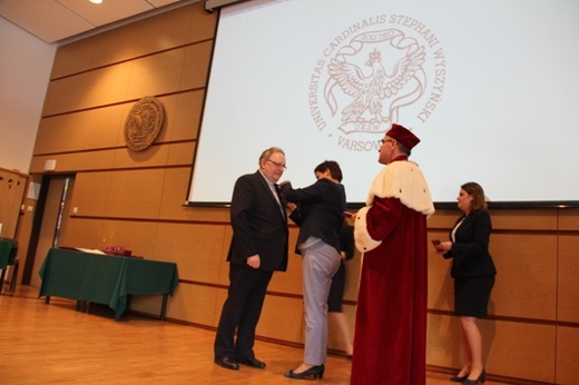 Abp Celestino Migliore z tytułem doktora honoris causa