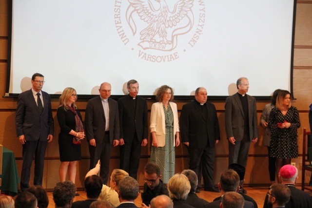 Abp Celestino Migliore z tytułem doktora honoris causa