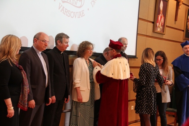 Abp Celestino Migliore z tytułem doktora honoris causa