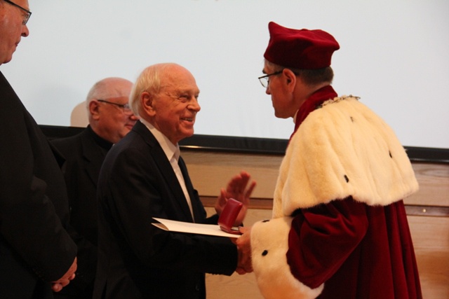 Abp Celestino Migliore z tytułem doktora honoris causa