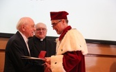 Abp Celestino Migliore z tytułem doktora honoris causa