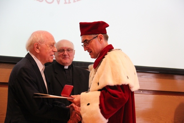 Abp Celestino Migliore z tytułem doktora honoris causa