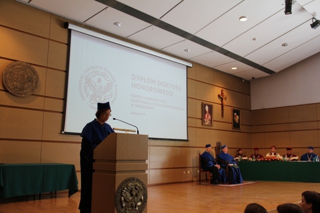 Abp Celestino Migliore z tytułem doktora honoris causa