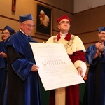 Abp Celestino Migliore z tytułem doktora honoris causa