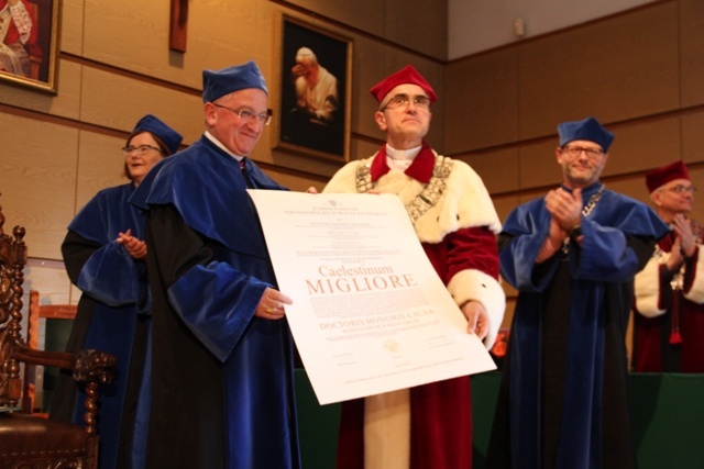 Abp Celestino Migliore z tytułem doktora honoris causa