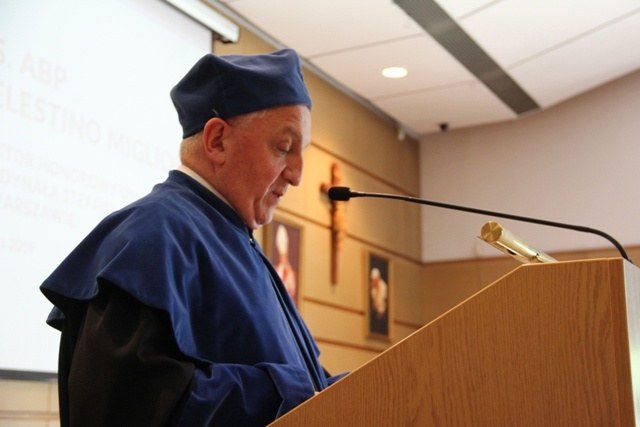 Abp Celestino Migliore z tytułem doktora honoris causa