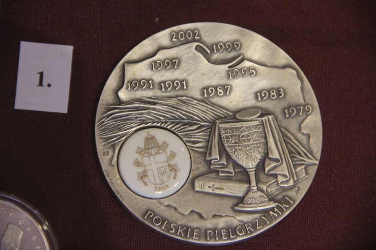 Tarnów. Jan Paweł II na monetach i medalach