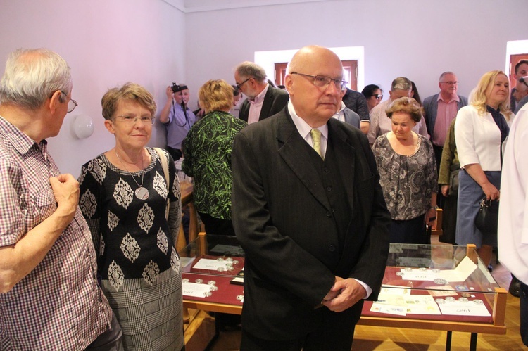 Tarnów. Jan Paweł II na monetach i medalach