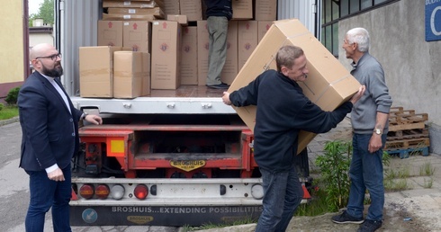 Wózki inwalidzkie trafiły najpierw do magazynu Caritas Diecezji Radomskiej. Stąd zostaną przekazane potrzebującym w całym kraju.