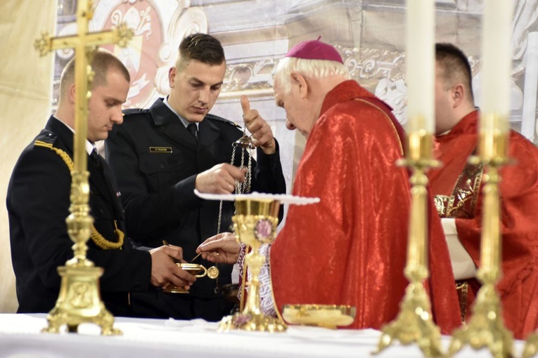 Strażacy przygotowali liturgię słowa, modlitwę wiernych i kadzidło.