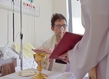 Ciężko chory ks. Michał Łos, orionista, odprawia Mszę św. na szpitalnym łóżku. 25 maja otrzymał w trybie nadzwyczajnym święcenia kapłańskie. 
27.05.2019 Wojskowy Instytut Medyczny, Warszawa