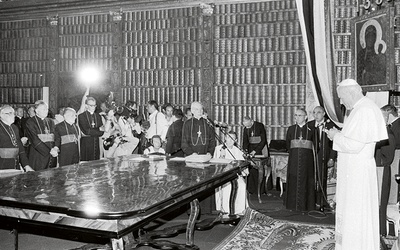 Spotkanie Jana Pawła II z Konferencją Episkopatu Polski 5 czerwca 1979 r. w bibliotece klasztornej na Jasnej Górze. Papieża wita prymas Polski kard. Stefan Wyszyński. W przerwie obrad w tym samym miejscu odbyło się zamknięte spotkanie Jana Pawła II z Radą Główną.