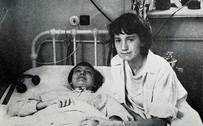 Joanna Krypajtis w szpitalu, obok jej młodsza siostra Elżbieta.