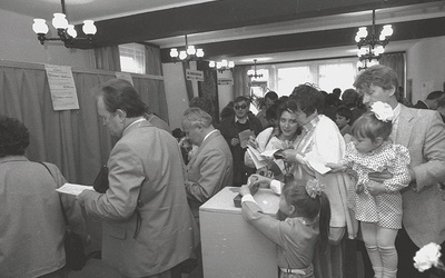 4 czerwca 1989 r. do urn wyborczych poszło ok. 17 mln Polaków. Głosowanie przyniosło zdecydowane zwycięstwo opozycji solidarnościowej.