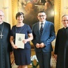 Abp Stanisław Budzik z nową parą diecezjalną i ks. Jerzym Krawczykiem moderatorem Ruchu Światło-Życie.