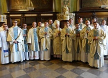 Wspólna fotografia z bp. Henrykiem Tomasikiem w jasnogórskiej zakrystii