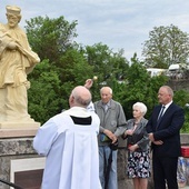 o. Mirosław poświęcił nowo ustawioną figurę