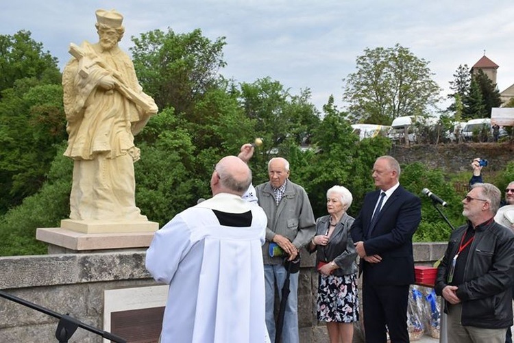 Instalacja i poświęcenie figury św. Jana Nepomucena w Bardzie Śl.
