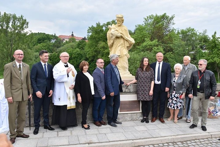 Instalacja i poświęcenie figury św. Jana Nepomucena w Bardzie Śl.