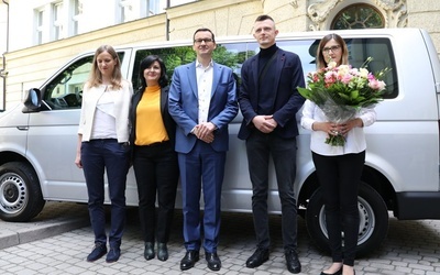 Premier Mateusz Morawiecki przekazał rodzicom sześcioraczków kluczyki do samochodu