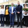 Premier Mateusz Morawiecki przekazał rodzicom sześcioraczków kluczyki do samochodu