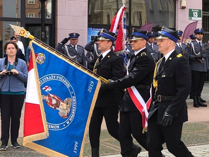 Nowy sztandar w czasie defilady w wałbrzyskim Rynku.