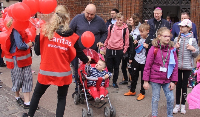 Najmłodsi z okazji swojego święta otrzymali od wolontariuszy Caritas balony.