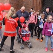 Najmłodsi z okazji swojego święta otrzymali od wolontariuszy Caritas balony.