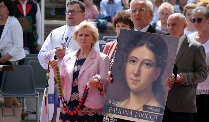 Obraz z wizerunkiem sługi Bożej Pauliny M. Jaricot wraz z misyjnym różańcem w pięciu kolorach wniesiono jako dary ołtarza. 