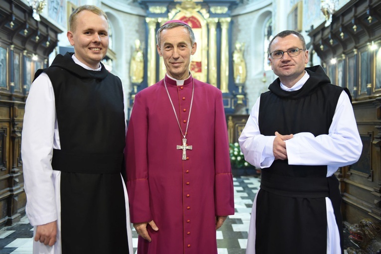 Po święceniach. Od lewej o. Antoni, bp Salaterski i o. Robert.