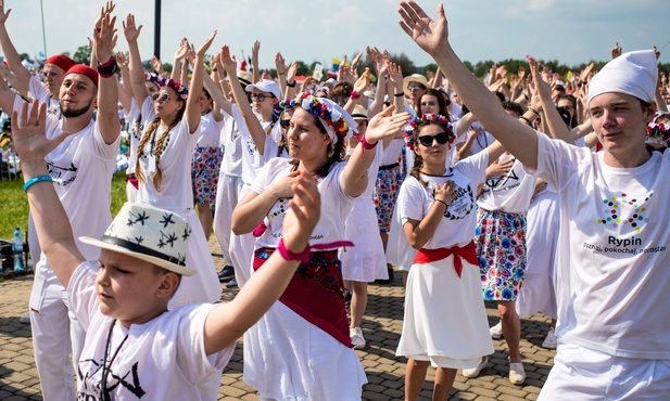Młodzi na Lednicy modlili się za kapłanów